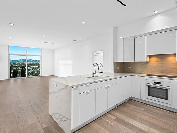 4th image of 13700 Marina Pointe Dr Unit 1911