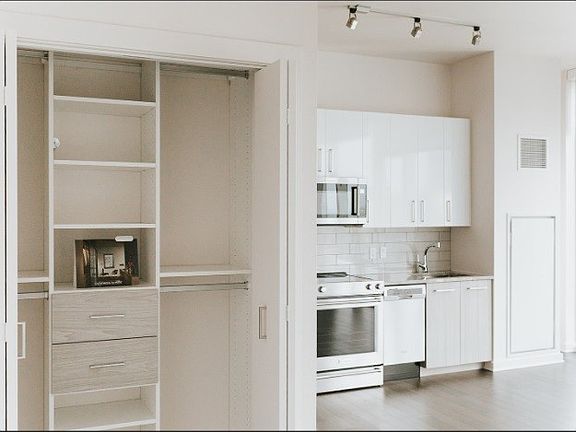 5th image of 515 Church St Unit 3203