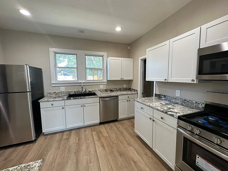 423 W Kiowa St — Photo 11