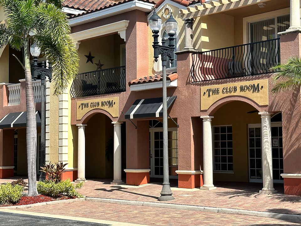 Small downtown in the complex. Gym, Cinema, Card Room, Cafe, Yoga, and Admin Office