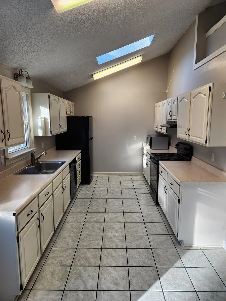 Building Photo - 5725 Deblyn Ave
