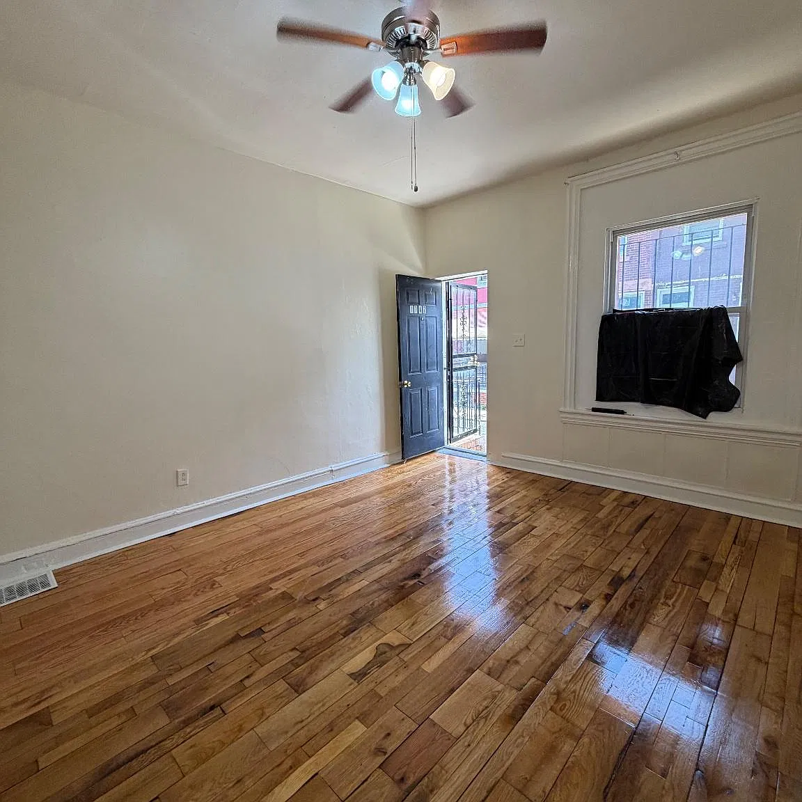 2 bed, 1.0 bath, 749 sqft, $1,350 — Photo 4