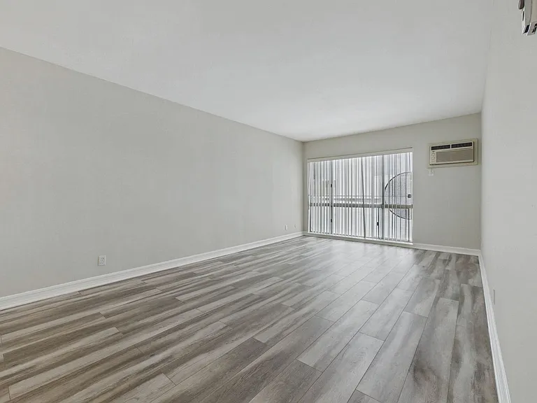 115 Doheny Apartments — Photo 33