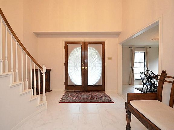 3rd image of 923 Daria Dr