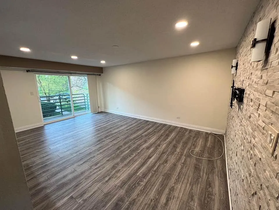 Photo 2 of 12 - 908 Casey Ct #3 - Schaumburg, IL Building Photo - 908 Casey Ct #3