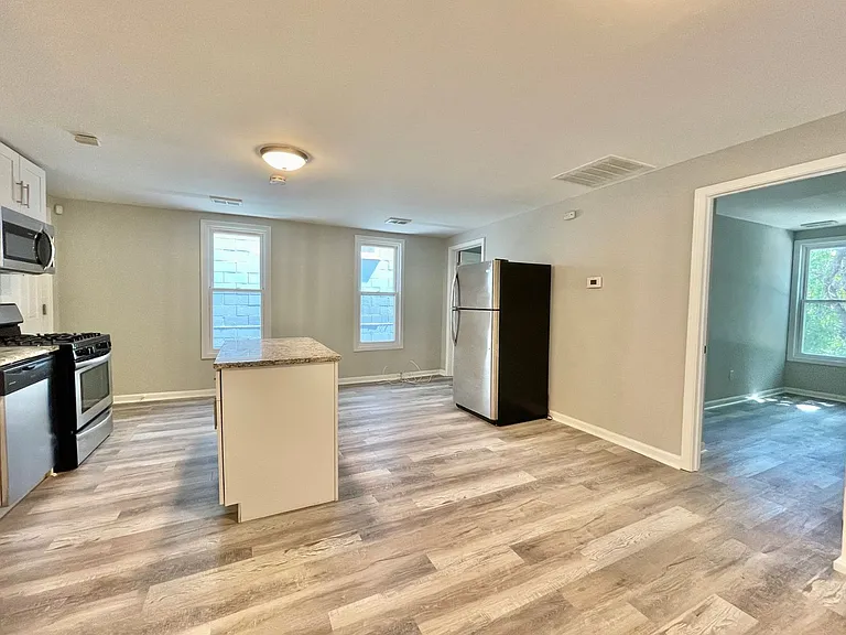 2424 W Iowa St — Photo 25