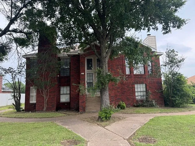 906 Wentwood Dr — Photo 1