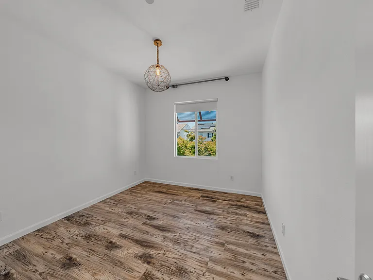 100 Portsmouth Dr — Photo 35