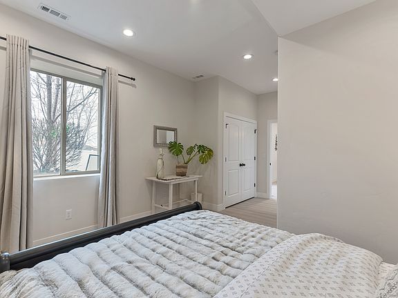 5th image of 1118 E Gadzooks Dr
