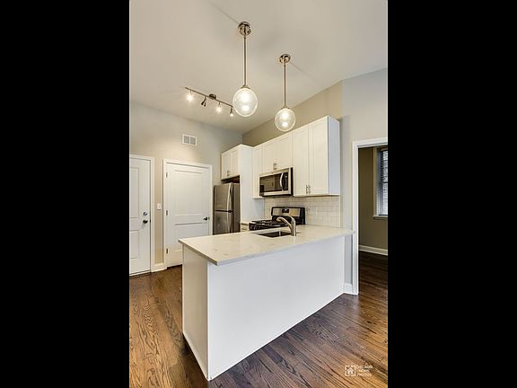 4th image of 1845 W Superior St APT 1F