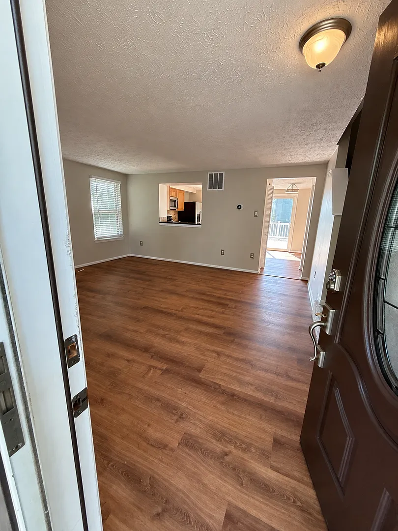 Spacious 3-Bedroom Home with Finished Basement & Large Deck — Photo 3