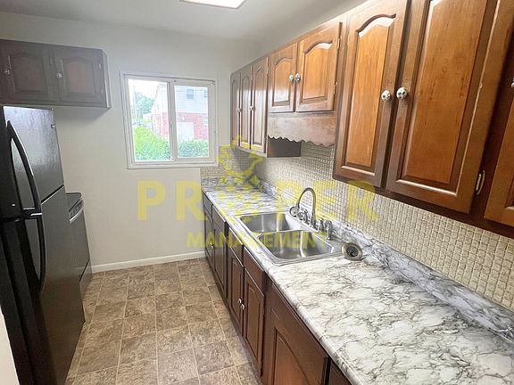 3rd image of 1515 W Stewart St