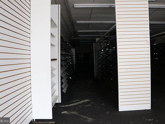 5th image of 6233 Woodland Ave #6235