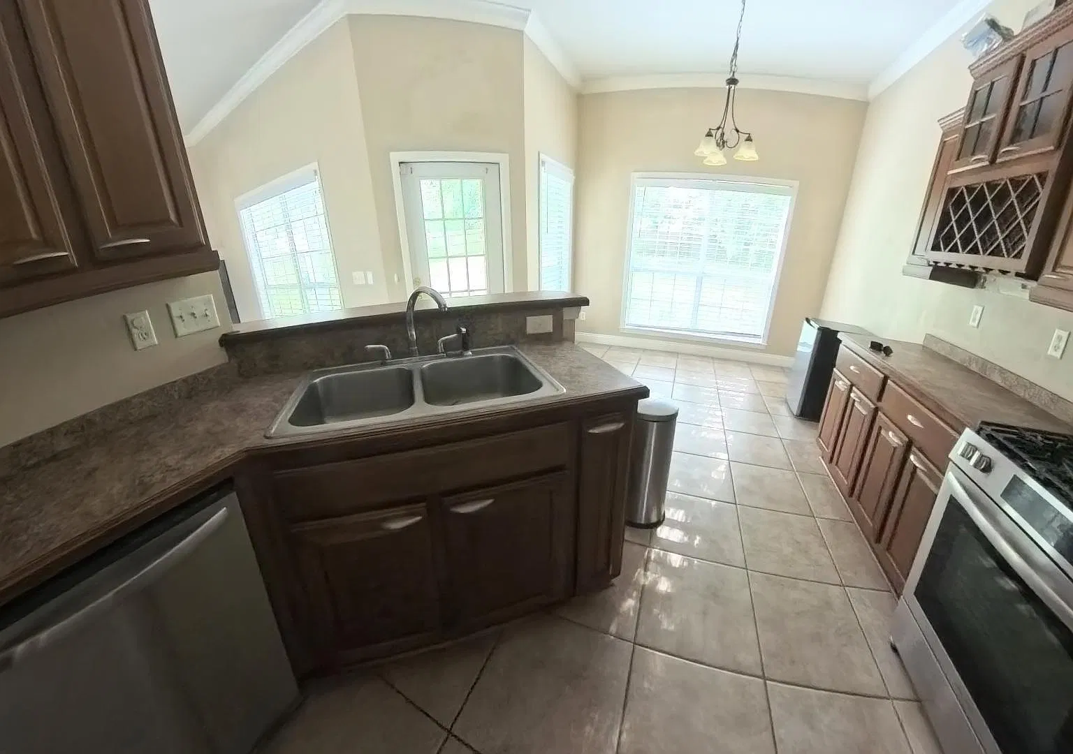 3 bed, 2.5 bath, 2287 sqft, $2,500 — Photo 2