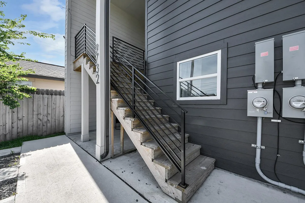 Building Photo - 9732 Tuffly St #B