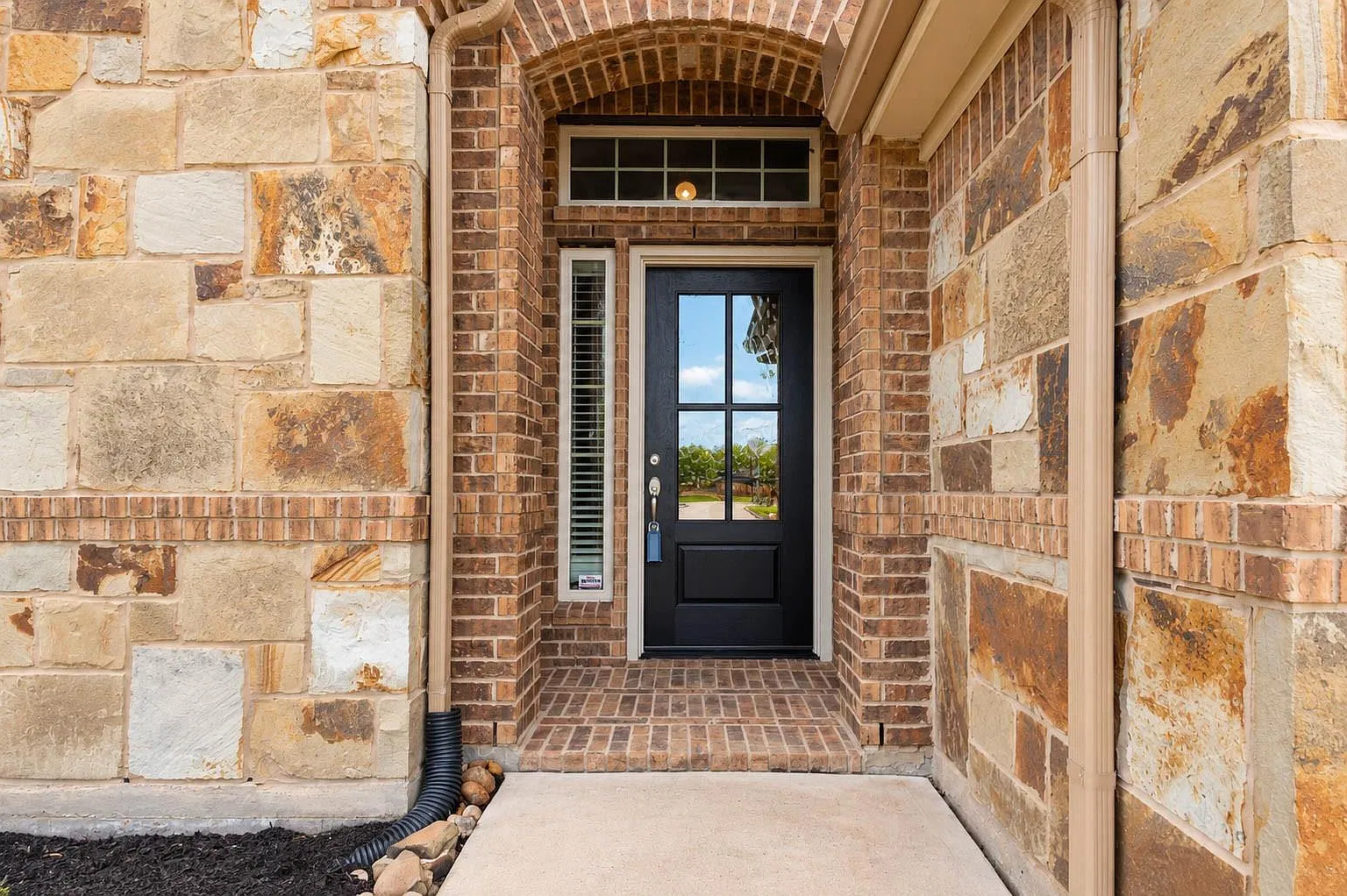 3 bed, 2.0 bath, 2125 sqft, $2,400 — Photo 3