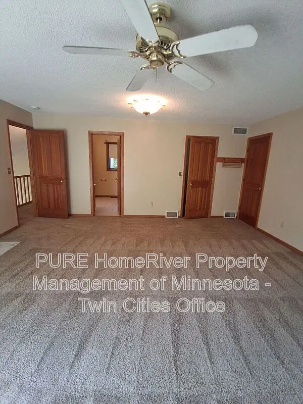 3 bed, 2.5 bath, 2299 sqft, $2,250 — Photo 2