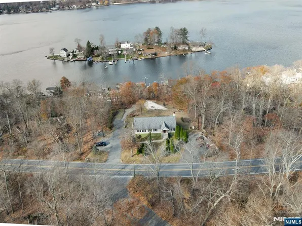 813 Shore Rd, Hewitt, NJ 07421
