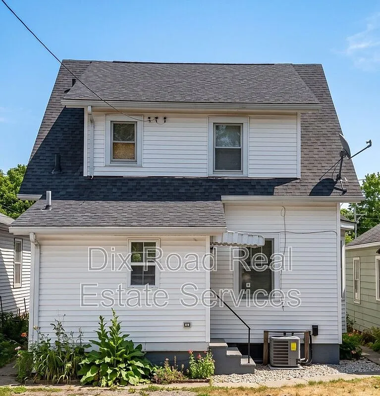 2 bed, 1.5 bath, 1233 sqft, $1,295 — Photo 3