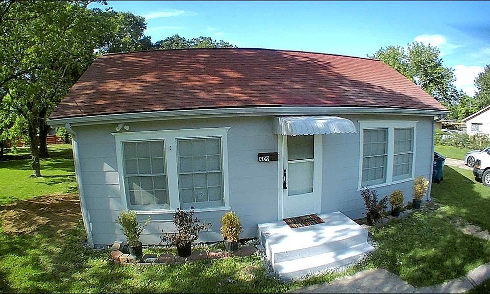 1st image of 909 Avenue F