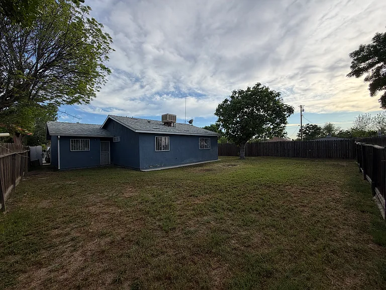 464 W Lincoln Ave — Photo 4