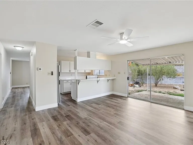 204 Breeze St — Photo 12