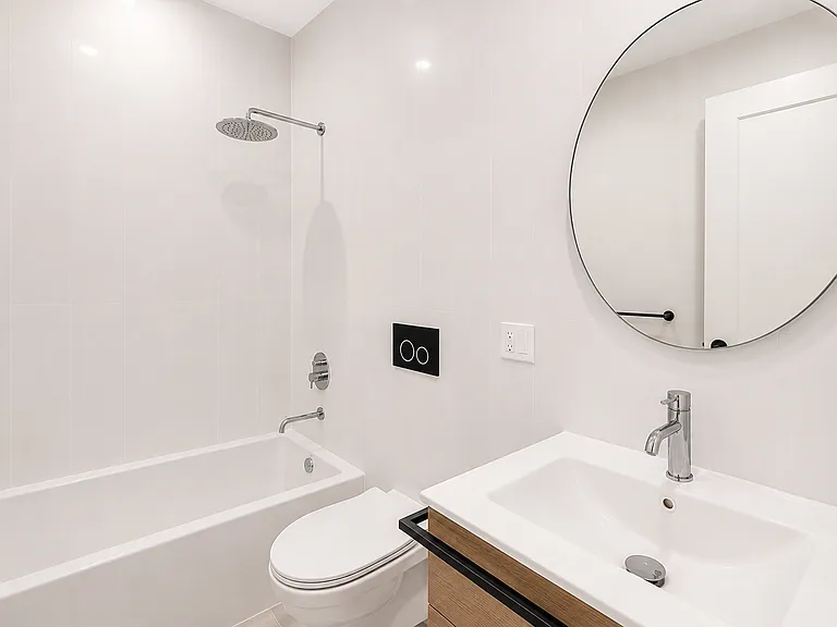 135 Moffat St #4R — Photo 4