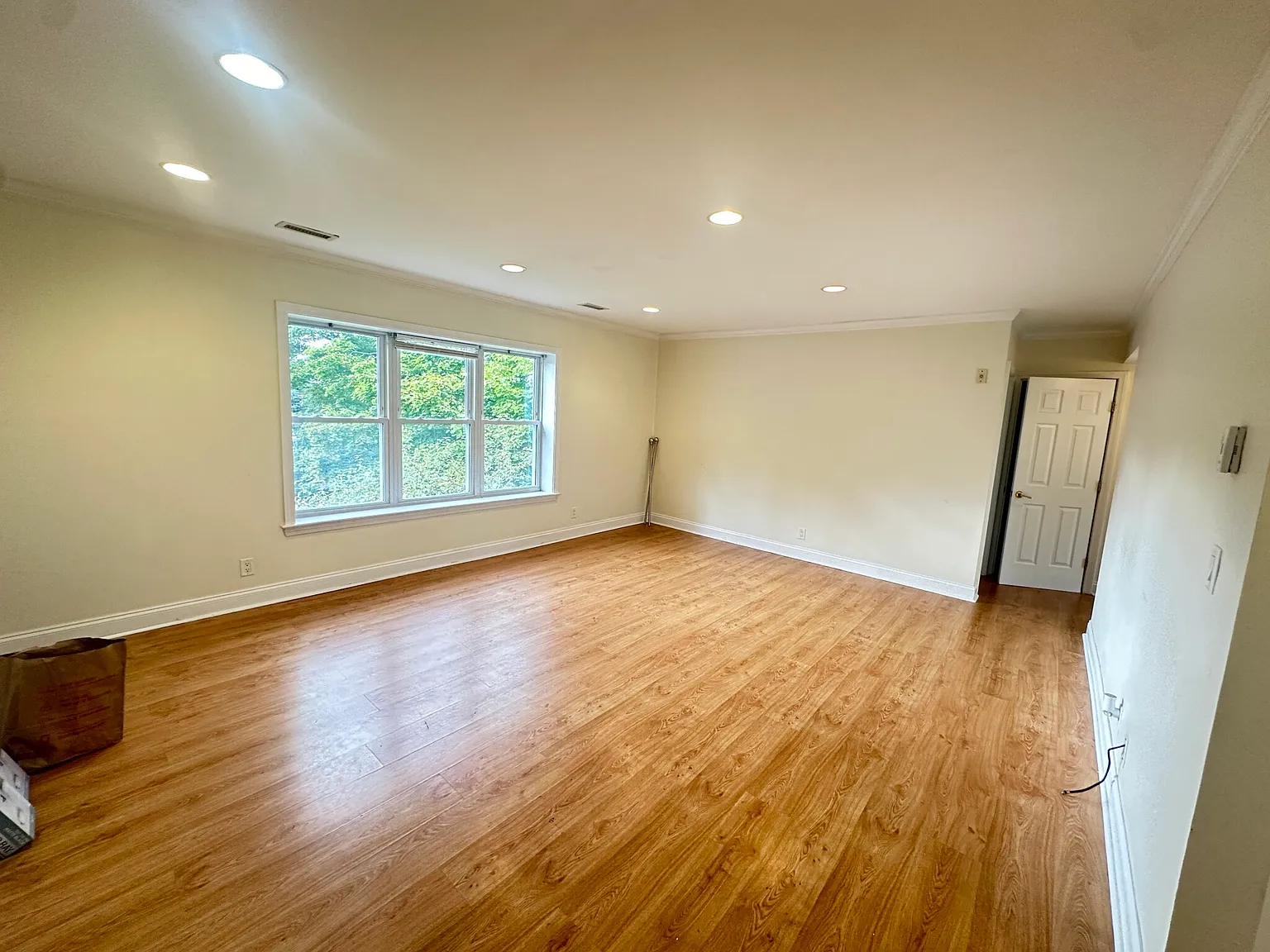 3 bed, 1053 sqft, $3,000 — Photo 2