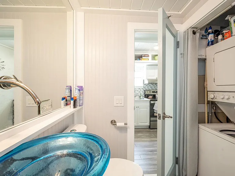 415 Julia St — Photo 24