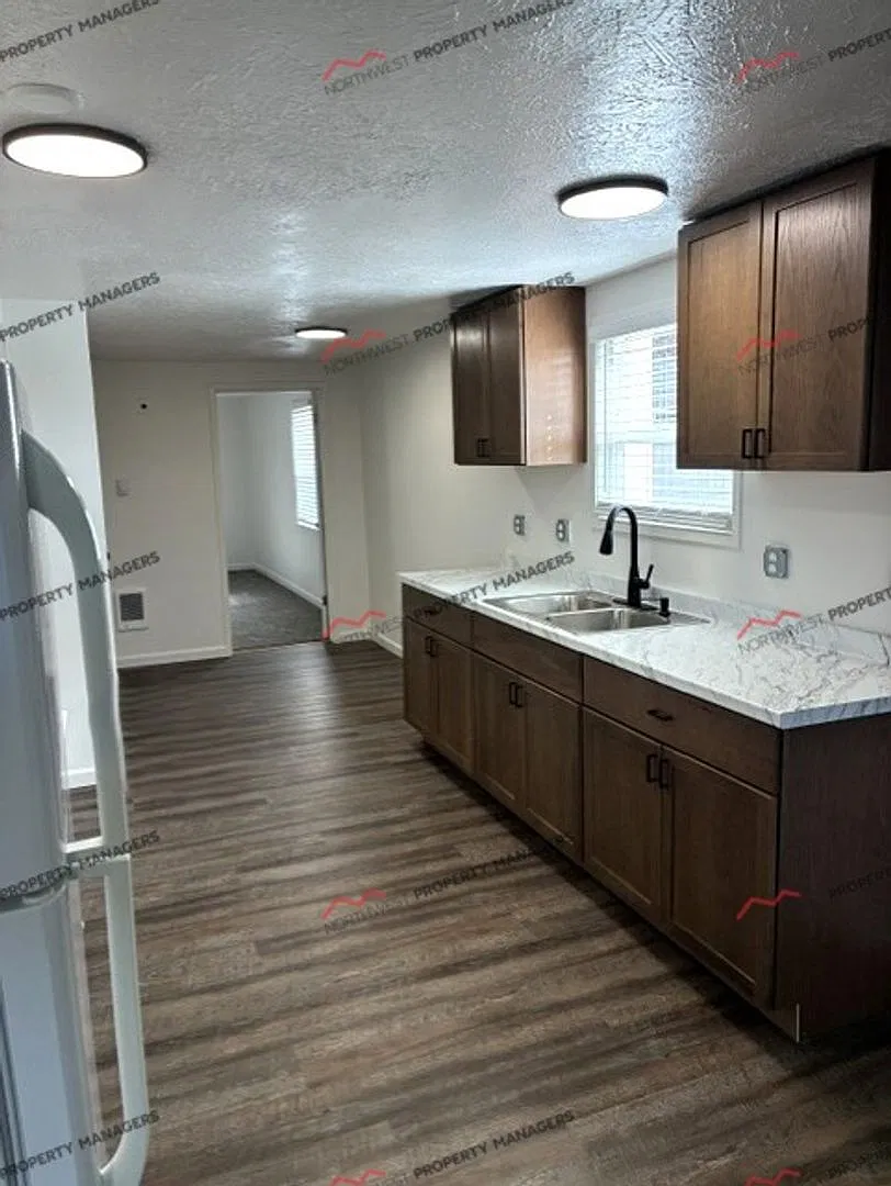 R139E — Photo 3