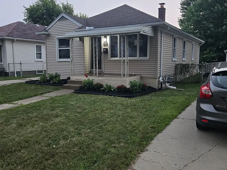 2936 Katherine St — Photo 2