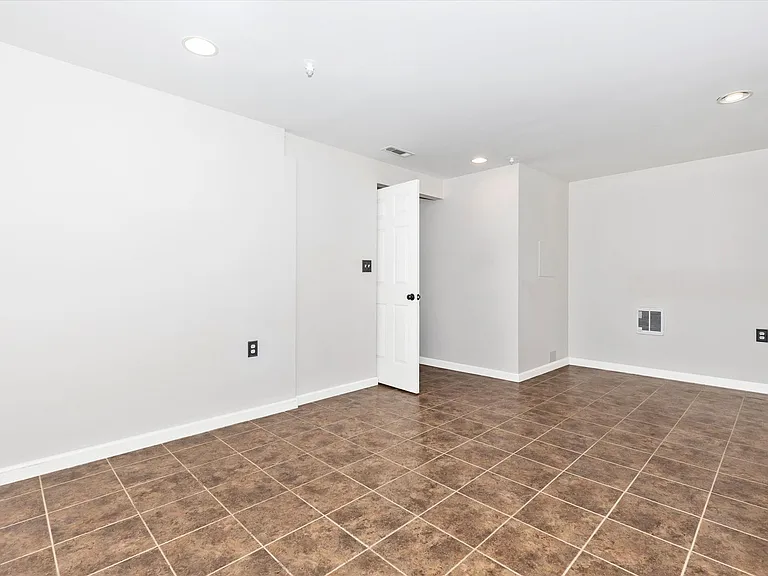5621 Queen Anne Ct — Photo 32