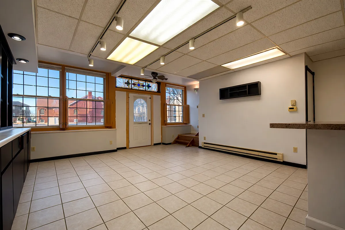 Building Photo - 107 W Baldwin St #1