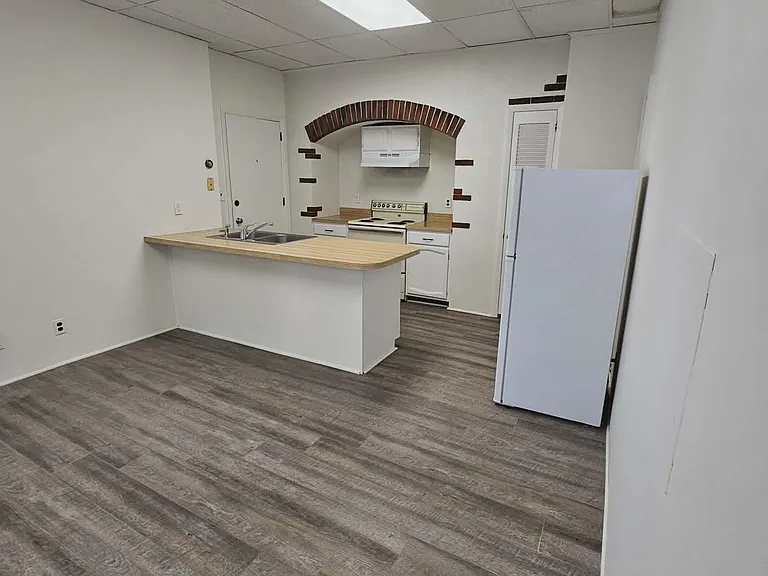 41 W Temple Ave #A2 — Photo 1