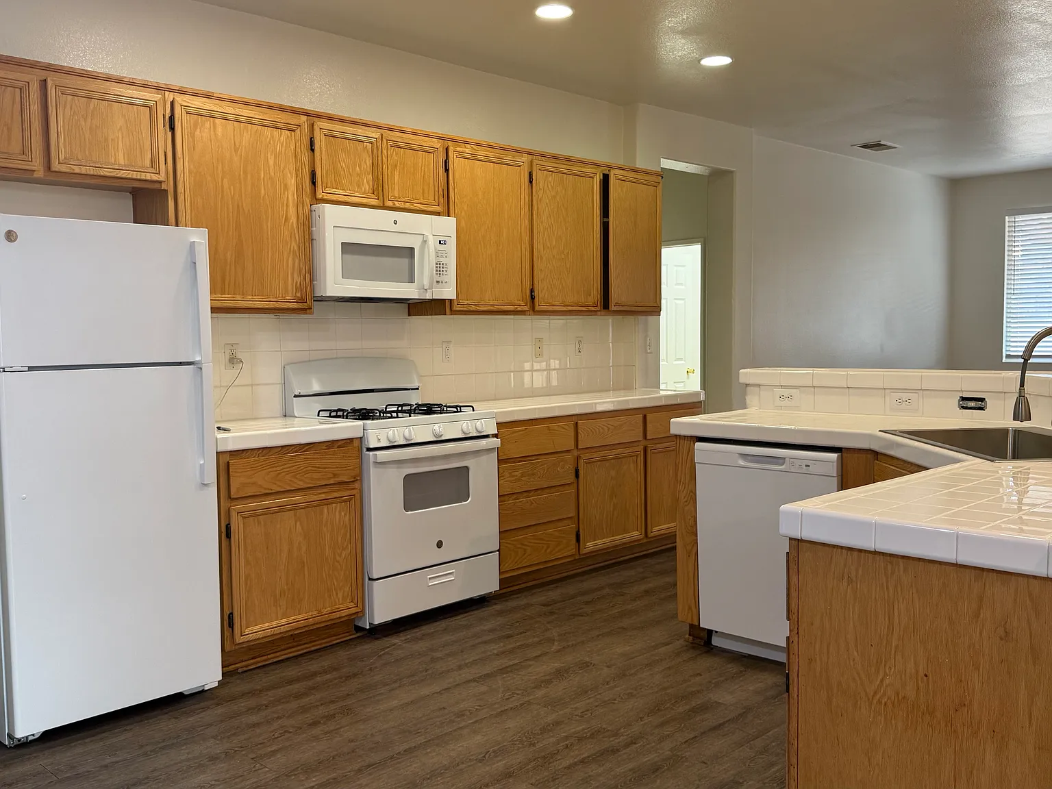 4 bed, 2400 sqft, $2,500 — Photo 4