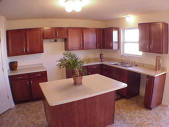 nice kitchen w/ center isle