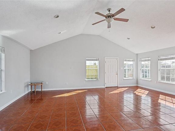 4th image of 19 S Oakridge Ct