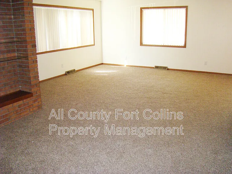 1208 Baker St — Photo 3