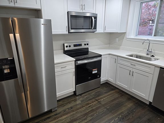 Fully equipped kitchen, with full size refrigerator, dishwasher, garbage disposal, range, microwave