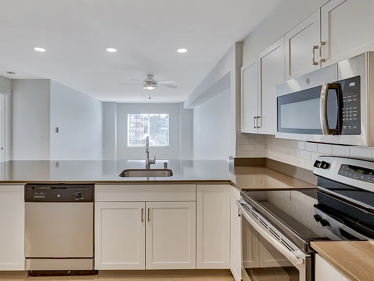 Our chef-inspired kitchens feature designer finishes and stainless steel appliances