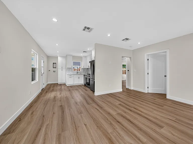 2325 N Naomi St — Photo 12