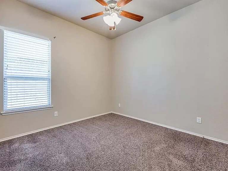 2025 Lake Vista Dr — Photo 11