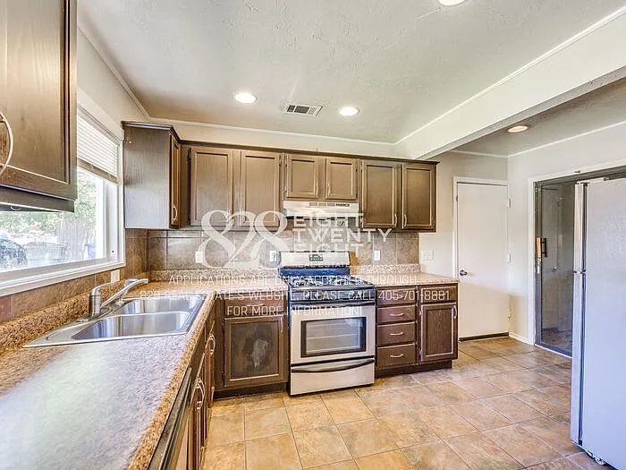 401 E Kerr Dr — Photo 12