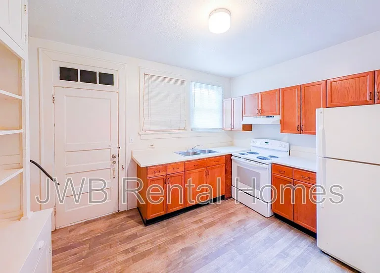 2309 College St — Photo 3