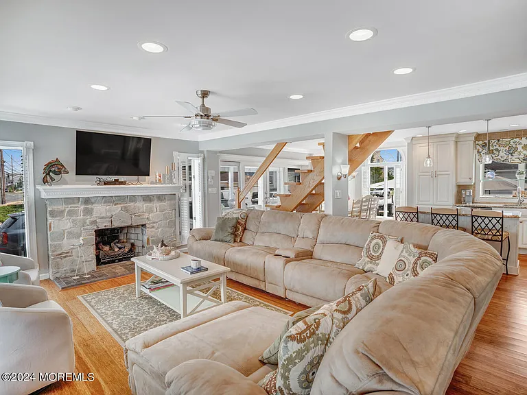 200 S Bayview Ave — Photo 14