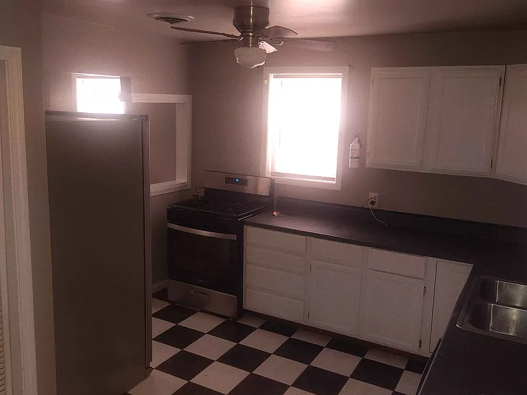 2922 Colorado Ave — Photo 2