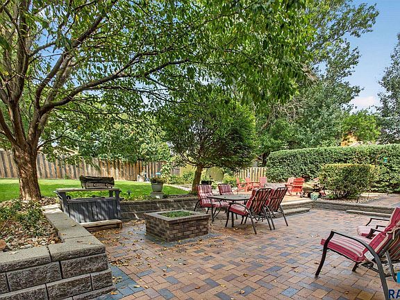 5th image of 708 E Alder Ln