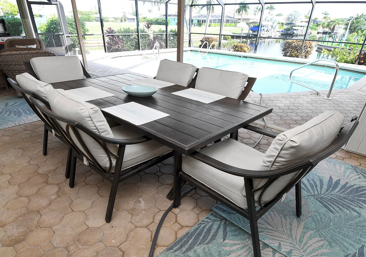Love BirdCanalfront heated pool pet friendly — Photo 4