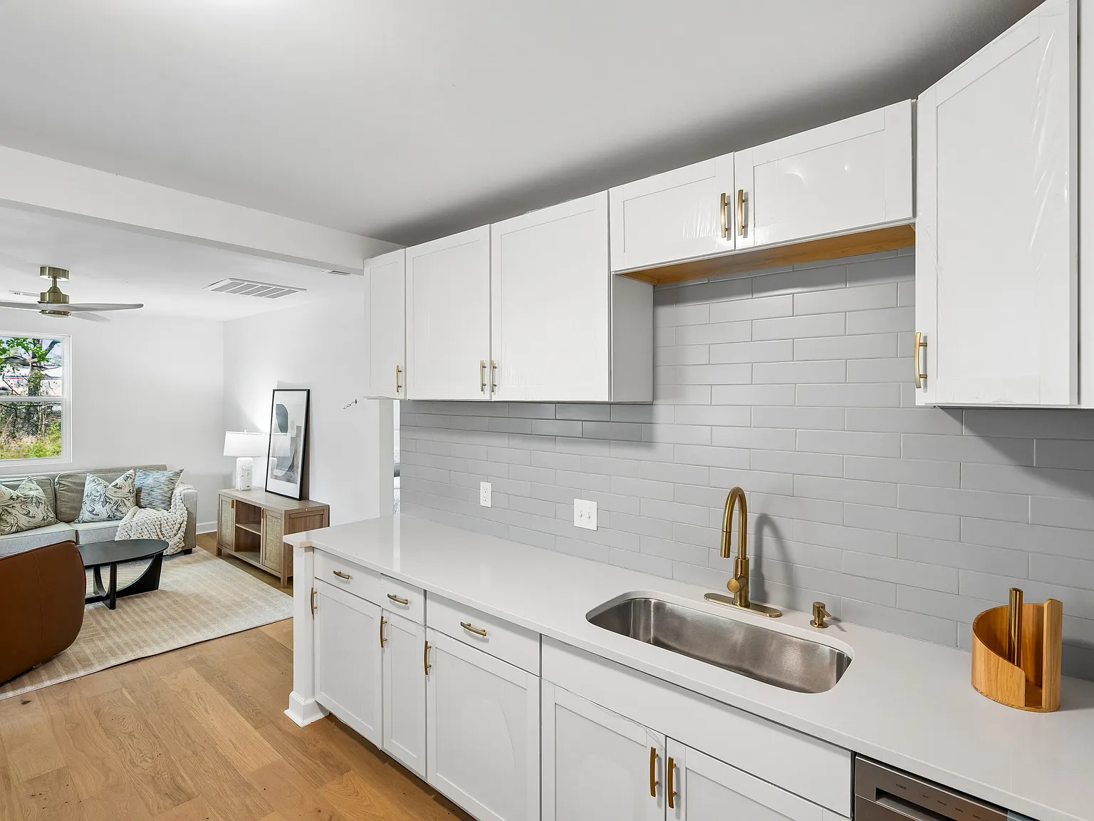2 bed, 800 sqft, $2,300 — Photo 3