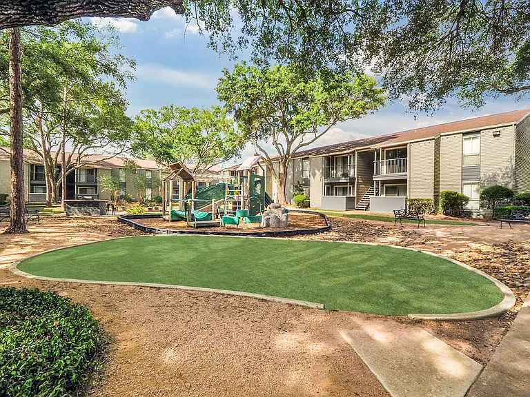 Cambridge Apartments — Photo 5